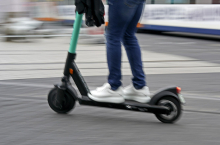 Dve hudi nesreči v Ljubljani in Kočevju: voznika e-kolesa in e-skiroja življenjsko ogrožena
