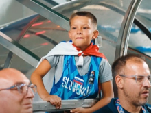 Mladi Slovenec ukradel šov na evropskem prvenstvu: navija za brata #video