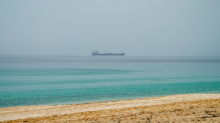 Neznani izstrelek poškodoval tanker ob obali Omana. Iranska vojska ZDA očita stopnjevanje napetosti.