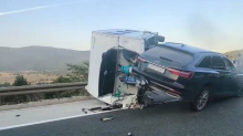 VIDEO U novoj nesreći na A1 kamper i auto visili na ogradi