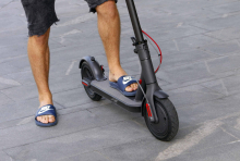Voznik električnega skiroja po prometni nesreči umrl v bolnišnici