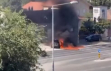 BUKNUO POŽAR NA NOVOM BEOGRADU: Auto se zapalio u Vojvođanskoj ulici, vozač HITNO PREVEZEN u bolnicu sa opekotinama (VIDEO)