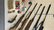 Policija našla arsenal oružja u Dalmaciji: Kod mladića pištolj, a čovjeka bombe, puške i metke