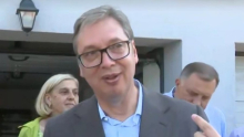 EMOTIVNI TRENUTAK U ČIPULjIĆU, VUČIĆ UŠAO U OČEVU PORODIČNU KUĆU: Tu sam učio, igrali smo fudbal, telefona nije bilo