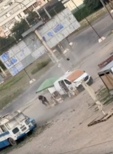 Brezpilotnik na ulicah Hersona zasledoval civilista