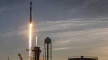 V Luno naj bi dopoldne trčil del rakete SpaceX