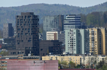 Črna pročelja segrevajo mesto. Rešitev je čim več zelenja.