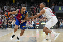 Punter in vrsta neznank v prevetrenem kadru Barcelone