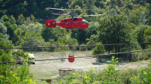Spašene ugrožene kuće: Preko 100 vatrogasaca na terenu a crveni Kamov se ne gasi - dramatične slike iz doline Ibra, vatra zahvatila 80 hektara šume (FOTO)(VIDEO