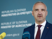 Nakup službenega vozila in izbor izvajalca za prevoze ministra Ciglerja Kralja v skladu s pravili