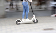 Kljub poostreni zakonodaji se je število nesreč z električnimi skiroji povečalo