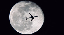 Un aereo sopra le nuvole per vedere l’eclissi: la missione speciale di Iberia