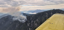 Požar v okolici Kranjske Gore, gasilcem pomagajo tudi letala in helikopter
