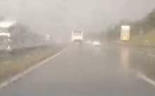 IMA POVREĐENIH U NEVREMENU KOJE HARA SRBIJOM! Stablo palo na ženu, hitno prevezena u Urgentni centar: Oluja čupala stabla, pogledajte STRAŠNE PRIZORE (VIDEO)