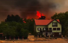 NAJSTRAŠNIJI PRIZOR POŽARA U DELIBLATSKOJ PEŠČARI: Ogroman plamen kulja iza porodične kuće, od dima se prst pred okom ne vidi! Deo stanovništva evakuisan VIDEO