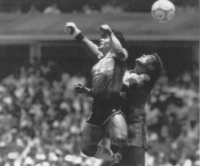 Žoga Maradonove božje roke na dražbi