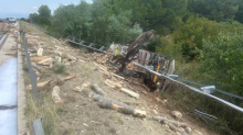 FOTO Užas kod Zemunika! Kamion sletio s ceste i udario u auto: 'Drva su prekrila cestu...'