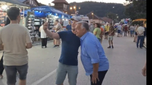 (VIDEO) ORBAN ODUŠEVIO SVE U GUČI OVIM GESTOM! Bez obezbeđenja šetao ulicama, a evo šta je URADIO kad su mu ljudi prišli da se slikaju: 