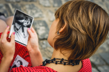 Našla svekrvinu staru fotografiju, a onda je videla datum i ostala u šoku! 