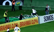 Neviđeni video: Igrač slavio gol, preskočio reklame i upao u provaliju, a gol mu poništili