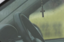 Da li je greh držati krst na retrovizoru automobila? Sveštenik Radoslav dao jasan odgovor i savet za vozače