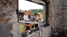 Stravično nevreme uništilo dom Pavlovića! Grom udario, požar za pola sata progutao sve što su godinama stvarali, porodica sa dvoje male dece ostala bez kuće