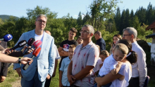 VUČIĆ U POSETI PORODICI SA OSMORO DECE: Mnogo vam je lepo ovde - 