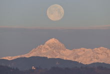 Planinec zdrsnil na poti na Triglav in umrl