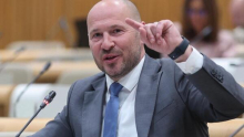 Nemški minister bo vezal plače šefov Deutsche Bahna na zamude. Minister Vrtovec pa nič.