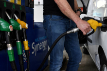 NOVA PREVARA VREBA VOZAČE NA PUMPAMA! Kriminalci vas posmatraju, a onda kreće dobro uigran scenario