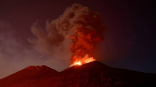 Etna i dalje izbacuje pepeo, turisti zarobljeni na otoku