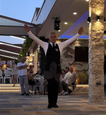 Vlasnik restorana u Čačku poklonio radniku automobil pred svima: 