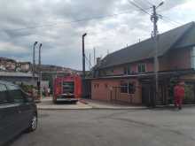BUKNULA VATRA U UŽIČKOJ FABRICI KAFE! Požar izbio na odžaku, zaposleni odmah evakuisani, vatrogasci brzo reagovali (FOTO)