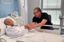VUČIĆ POSETIO PRETUČENOG NENADA U KCS, KURTIJEVI BATINAŠI UMALO UBILI SRPSKOG DOMAĆINA Povrede su teže nego što smo očekivali, rekao sam mu da ga Srbija voli