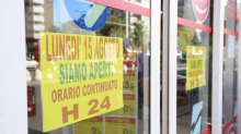 Il Ferragosto di negozi e supermarket: “Le aperture festive pesano sui precari”