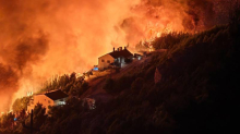 FOTO Strašan požar kod Omiša. U pomoć dolaze vatrogasci iz Dubrovnika, Zadra i Šibenika
