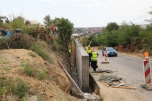 REŠAVA SE VELIKI PROBLEM U KRAGUJEVCU! Gradi se potporni zid dug 125 metara, radovi bi mogli da budu gotovi pre roka (FOTO)