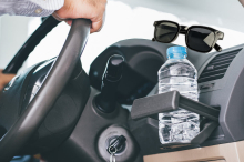 Ovo svi ostavljamo u automobilu, a može da bude opasno! Na velikoj vrućini preti ozbiljan rizik - Evo koje stvari mogu da eksplodiraju ili da se pokvare