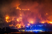 Uničujoč požar dosegel središče Omiša. Poškodovanih 36 ljudi, sedem v smrtni nevarnosti.