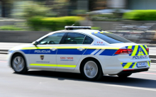 Umrl 34-letni motorist, ki ga je zaneslo v kovinsko ograjo ob cesti