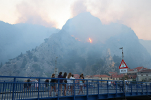 V požaru pri Omišu en človek umrl. Ranjenih več deset ljudi, sedem jih je v smrtni nevarnosti.