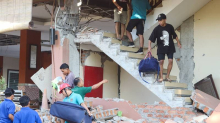 SCENE UŽASA Potres od 7.7  Richtera ubio najmanje 20 ljudi u Indoneziji. Rušile su se zgrade