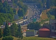 Prometno eden najbolj obremenjenih dni v letu: gneča na avtocestah in pred mejnimi prehodi