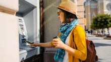 Carta di credito in vacanza: pagare all’estero senza farsi spennare tra commissioni, extra e truffe