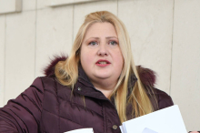 KOD BLOKADERA SE VIŠE NE ZNA NI KO PIJE NI KO PLAĆA Preleće ko gde stigne, ni principa ni logike! Glavna konkurentkinja Marinike obišla ceo opozicioni spektar