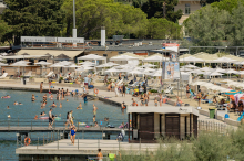 Previdno ob obisku slovenskih plaž – tatovi prežijo na torbice, telefone in denarnice turistov