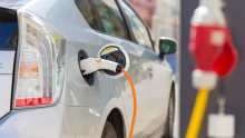 Konec avtomobilov z notranjim zgorevanjem do 2040? Avtoindustrija ne verjame v popolno elektrifikacijo