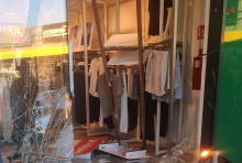 ČITAOCI KURIRA JAVLJAJU: Autom uleteo u prodavnici u Borči i potpuno razbio izlog (FOTO)