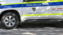 Italijani zakurili ogenj na prostem ob Soči in izobesili nacistično zastavo