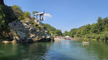 UŽIČANIN PETAR KRALJ SKAKAONICE NA STENI: Spektakularni skokovi u reku Lim sa 16 metara visine (FOTO)